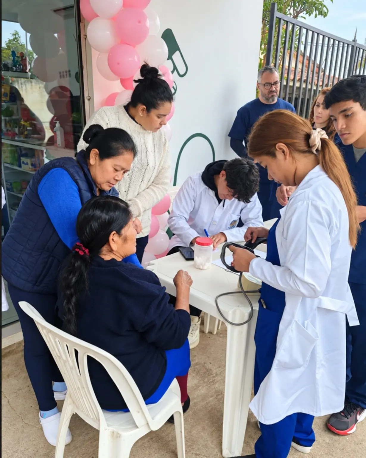 Evaluación de una paciente durante la campaña médica de Consulfarma