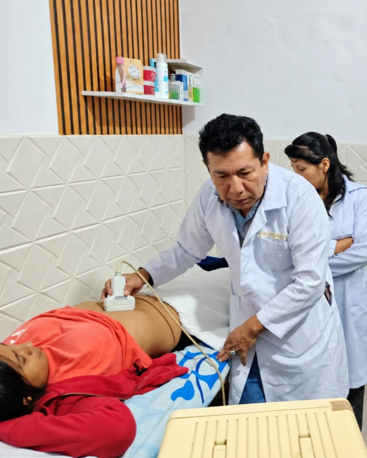 Evaluación ecográfica realizada durante la jornada médica