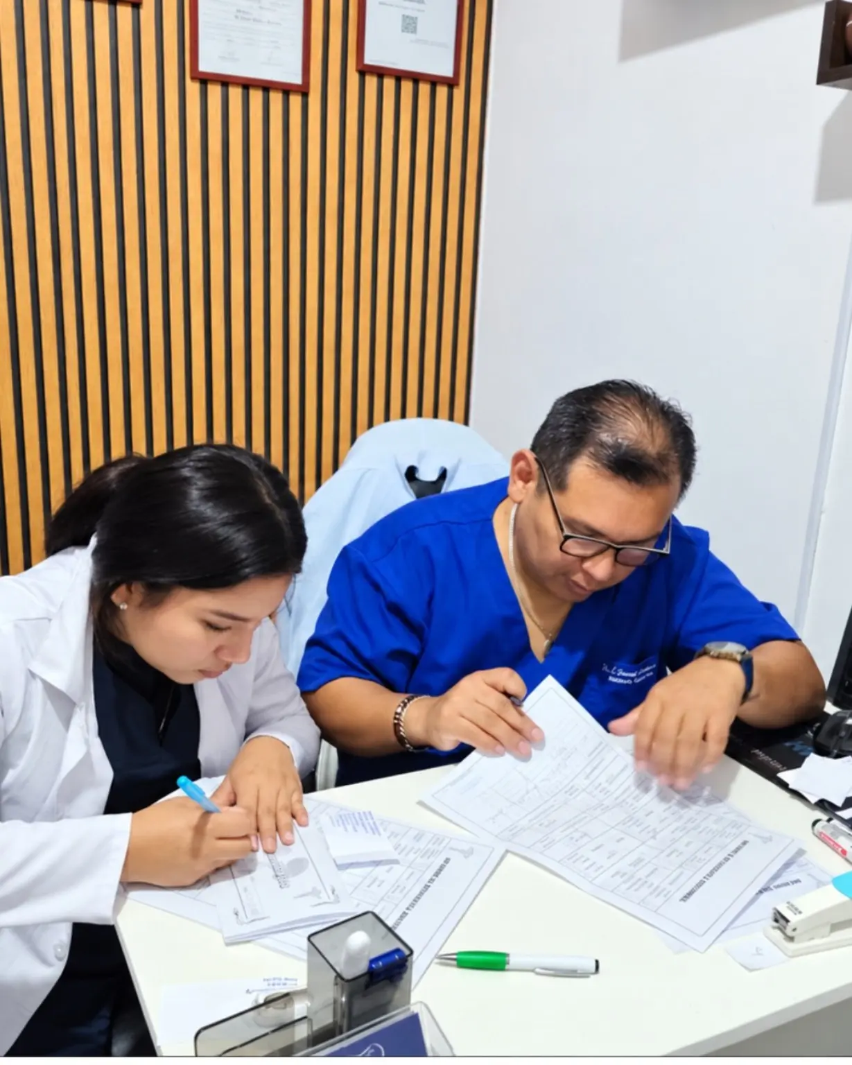 Equipo profesional registrando información de la jornada médica