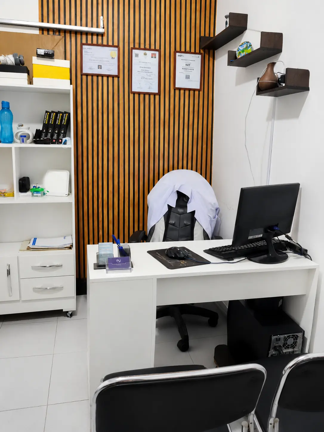 Área de consulta y escritorio médico de Consulfarma